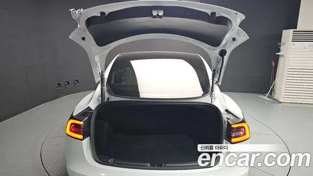 Tesla Model 3 — Фото автомобиля 25