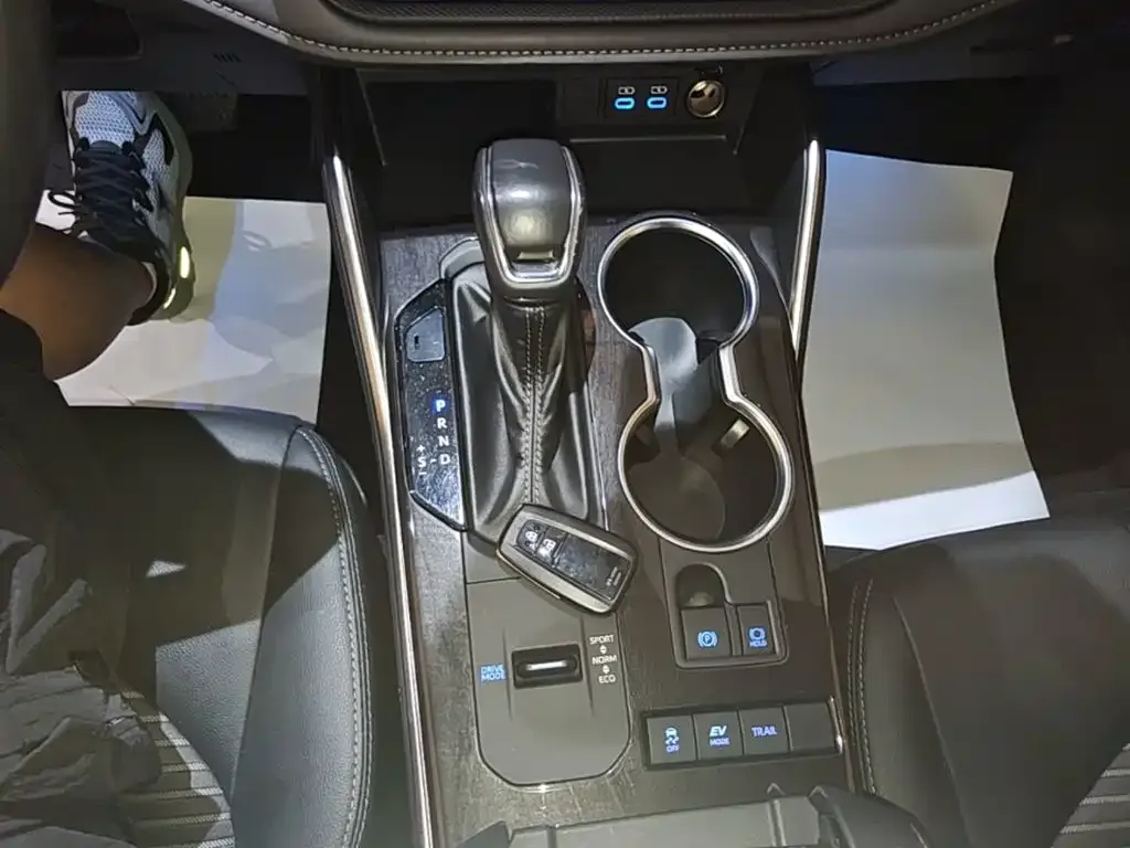 Toyota Crown Kluger 2022 2.5L HEV 4WD Luxury Edition — Фото автомобиля 13