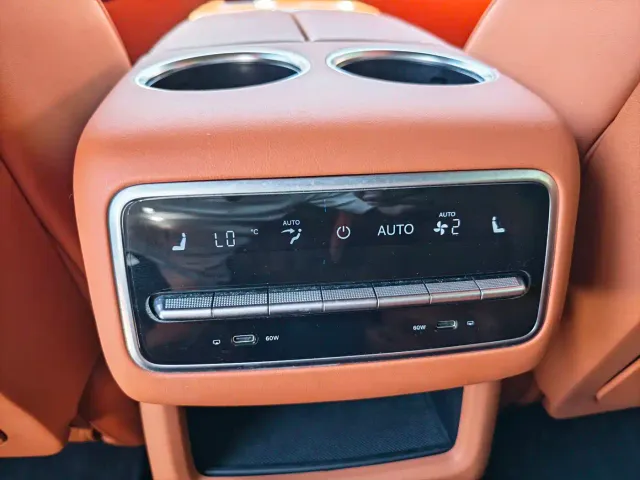 Li Auto L8 — Фото автомобиля 17