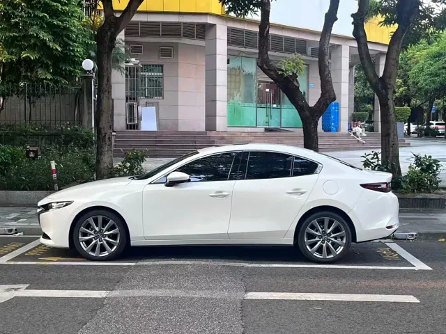 Mazda Mazda3 Axela 2022 2.0L Automatic Elegance Edition — Фото автомобиля 17