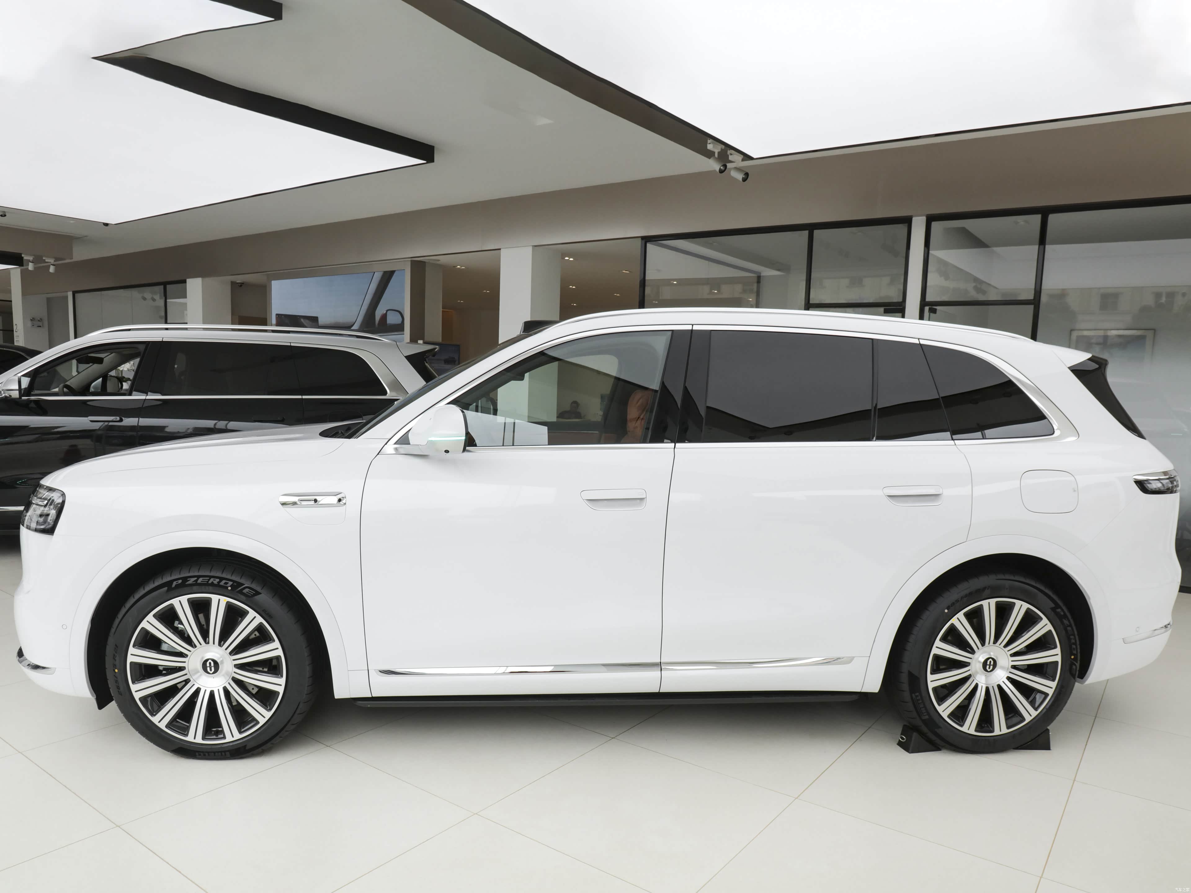 AITO M7 EREV Ultra 6 seats 4wd — Фото автомобиля 4