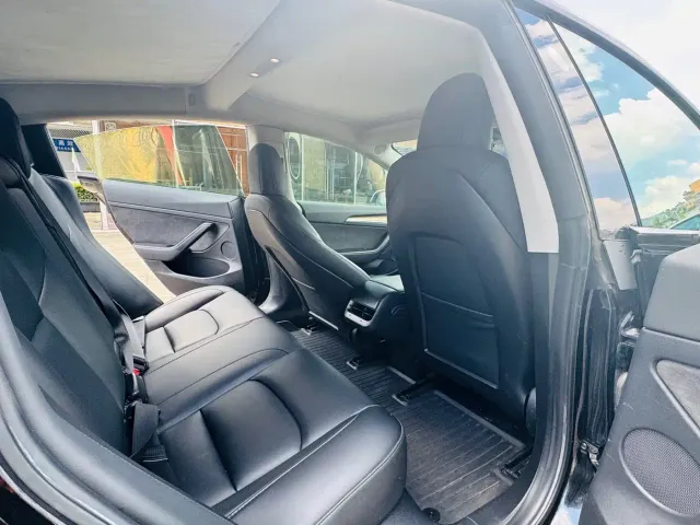 Tesla Model 3 — Фото автомобиля 6