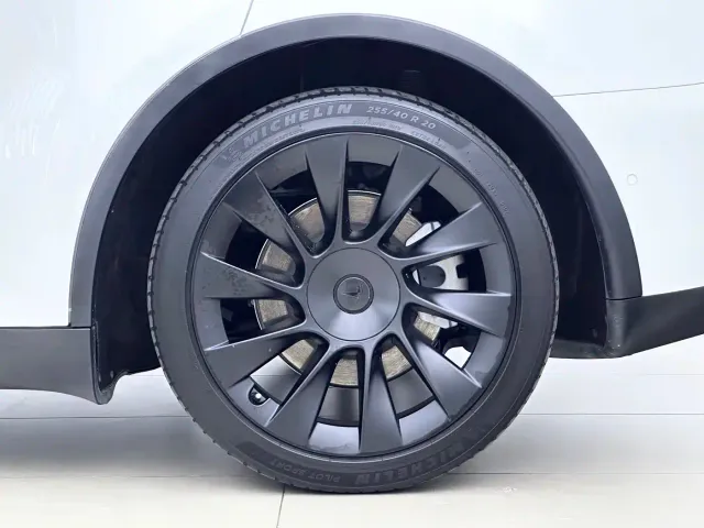 Tesla Model Y — Фото автомобиля 8
