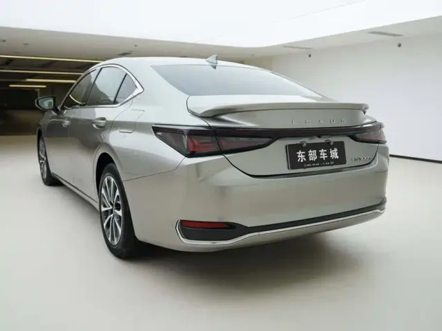 Lexus ES — Фото автомобиля 4