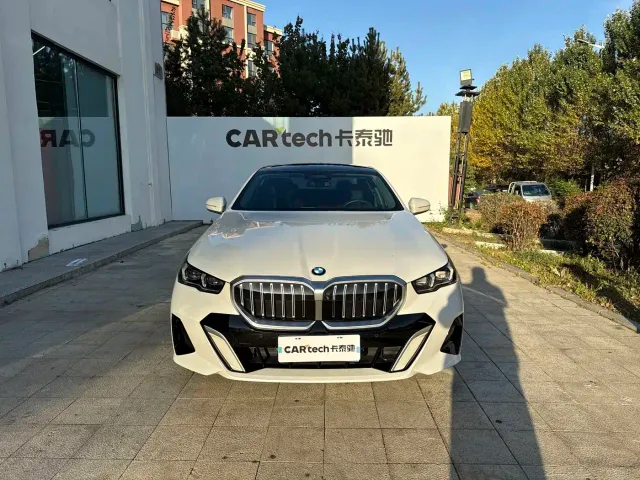 BMW 5 Series — Фото автомобиля 2