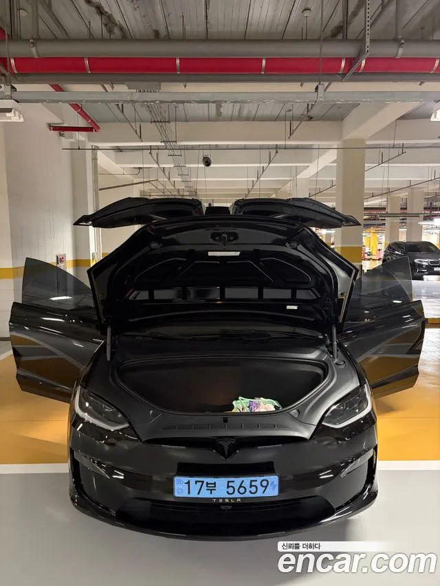 Tesla Model X — Фото автомобиля 6