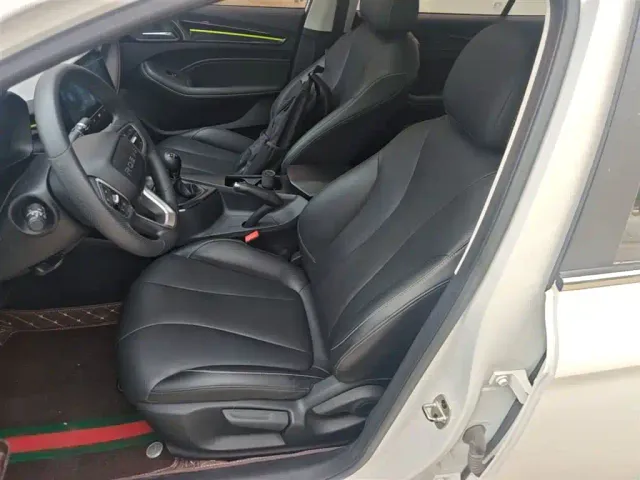 Roewe i5 — Фото автомобиля 14