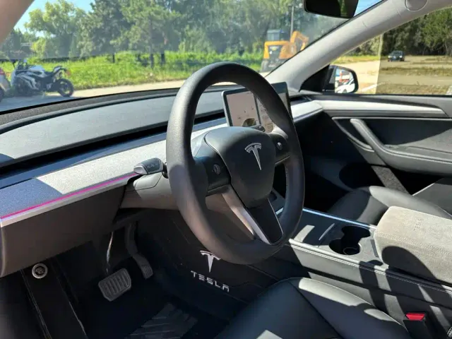 Tesla Model Y — Фото автомобиля 14
