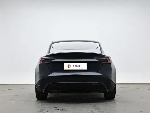 Tesla Model 3 — Фото автомобиля 4