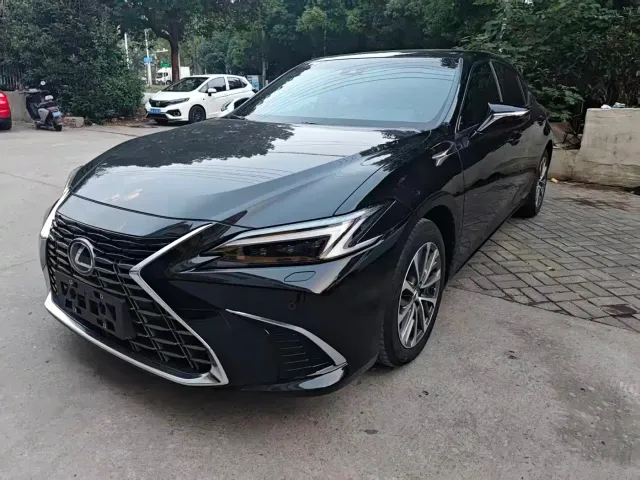 Фотография автомобиля — Lexus ES