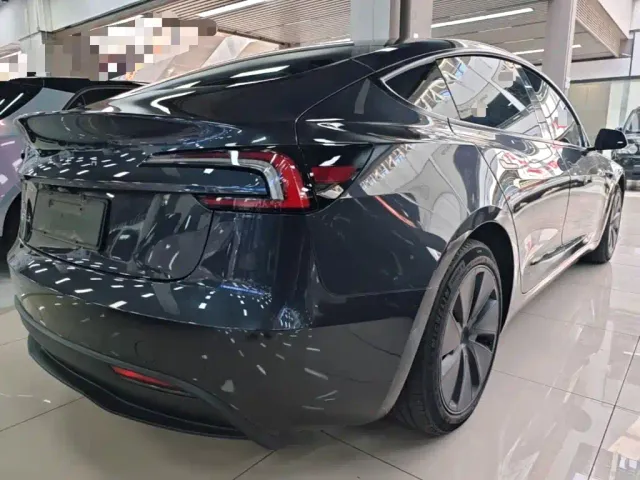 Tesla Model 3 — Фото автомобиля 4