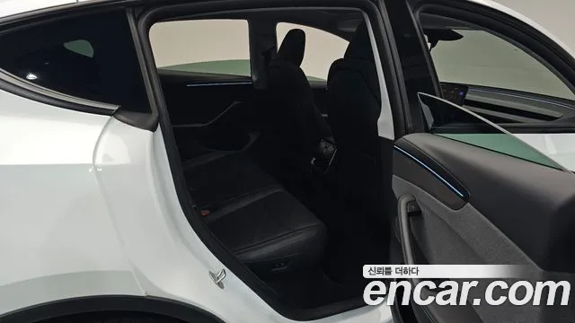 Tesla Model Y — Фото автомобиля 11