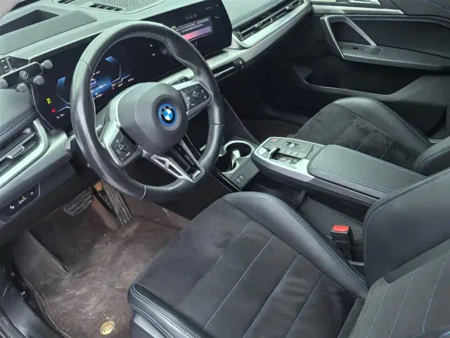 BMW iX1 — Фото автомобиля 8