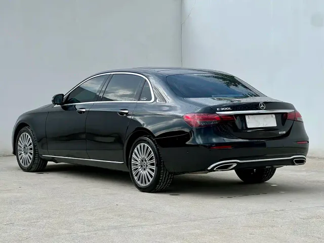 Mercedes-Benz E-Class — Фото автомобиля 3