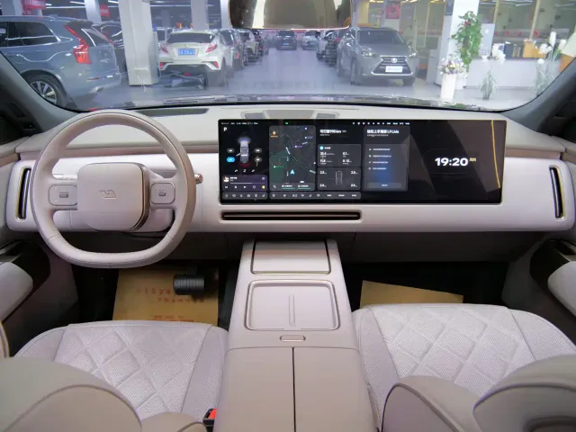 Li Auto L9 — Фото автомобиля 18