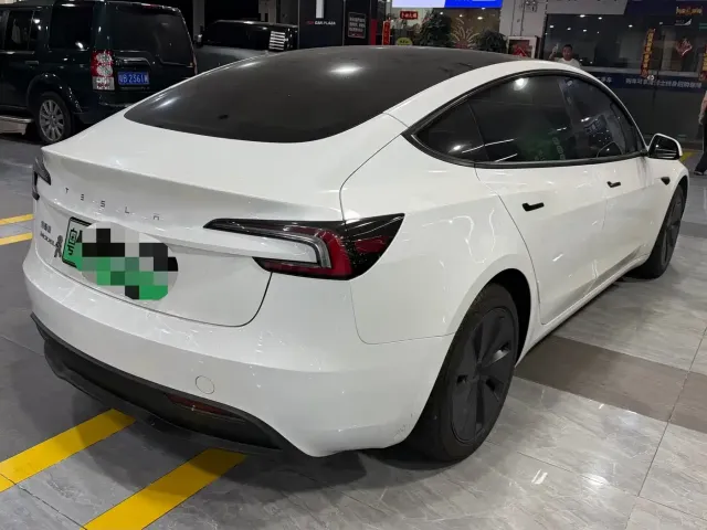 Tesla Model 3 — Фото автомобиля 5