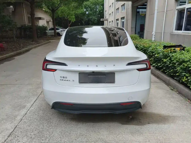 Tesla Model 3 — Фото автомобиля 5