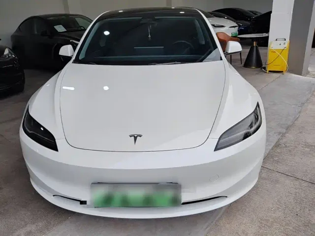 Tesla Model 3 — Фото автомобиля 2