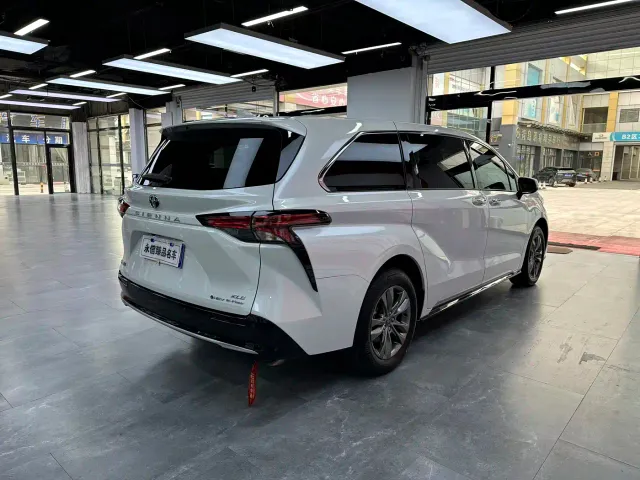 Toyota Sienna — Фото автомобиля 4