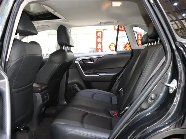 Toyota RAV4 — Фото автомобиля 11