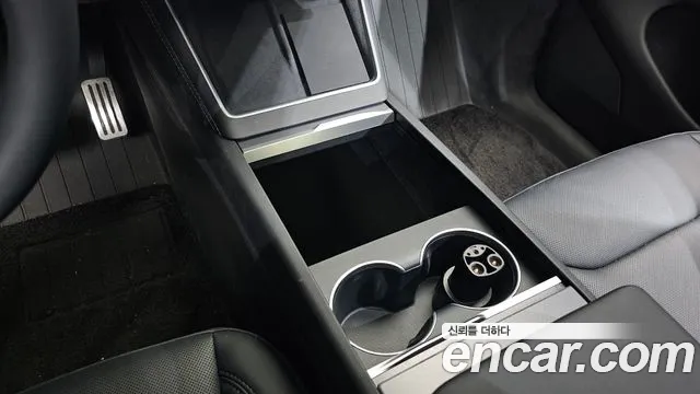 Tesla Model Y — Фото автомобиля 30
