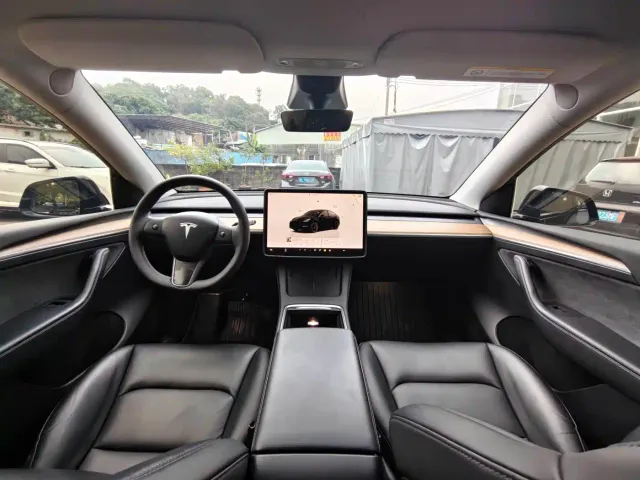 Tesla Model Y — Фото автомобиля 10