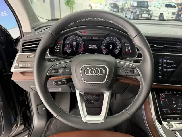 Audi Q7 — Фото автомобиля 10