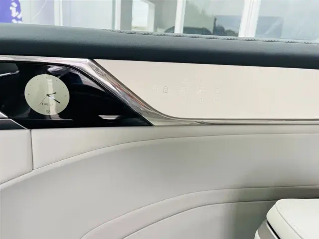 Volvo EM90 — Фото автомобиля 13