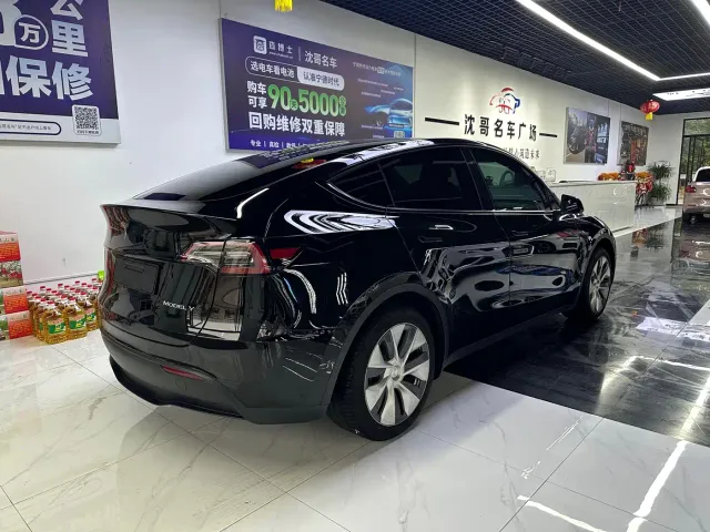 Tesla Model Y — Фото автомобиля 9