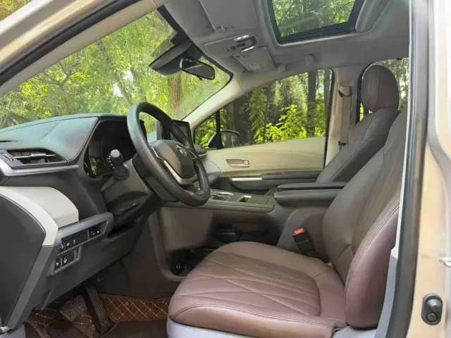 Toyota Sienna — Фото автомобиля 6