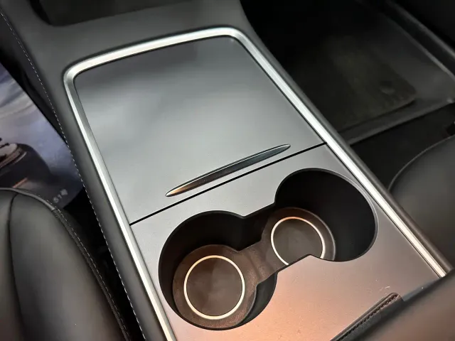Tesla Model 3 — Фото автомобиля 11