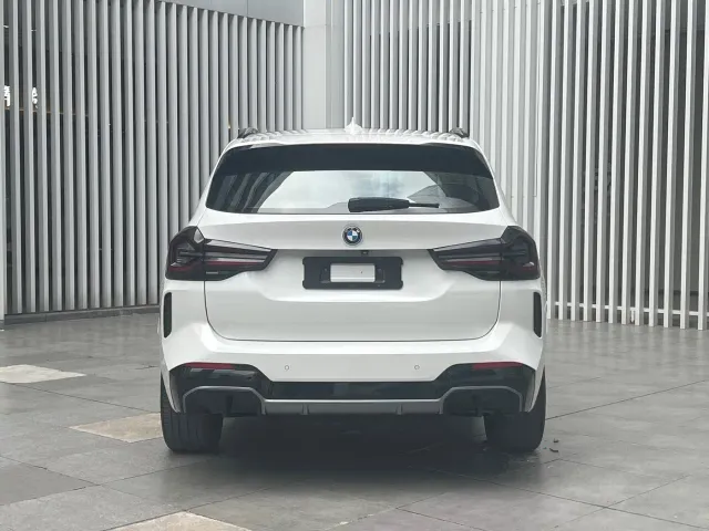 BMW iX3 — Фото автомобиля 6