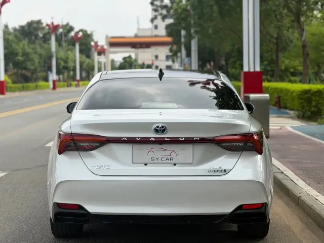 Toyota Avalon 2023 Hybrid 2.5L XLE Premium Edition — Фото автомобиля 4