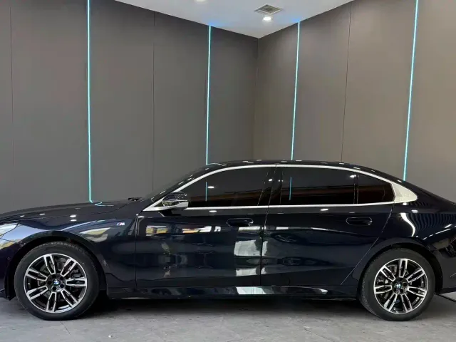 BMW 5 Series — Фото автомобиля 4