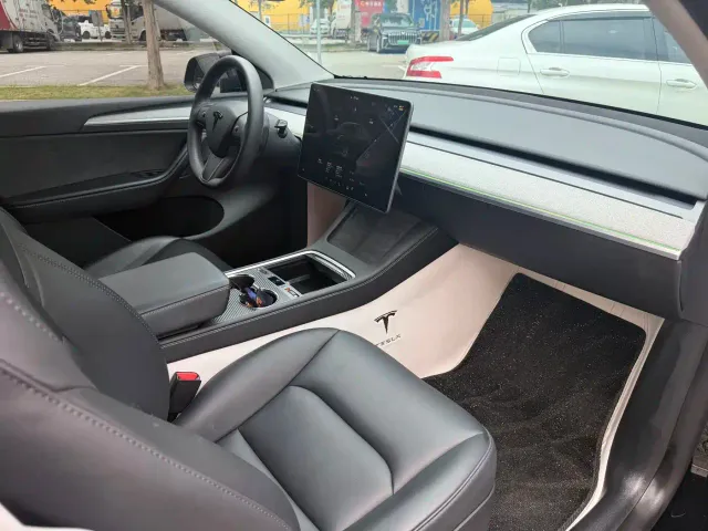 Tesla Model Y — Фото автомобиля 13