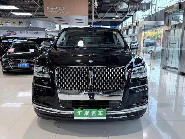 Lincoln Navigator — Фото автомобиля 2