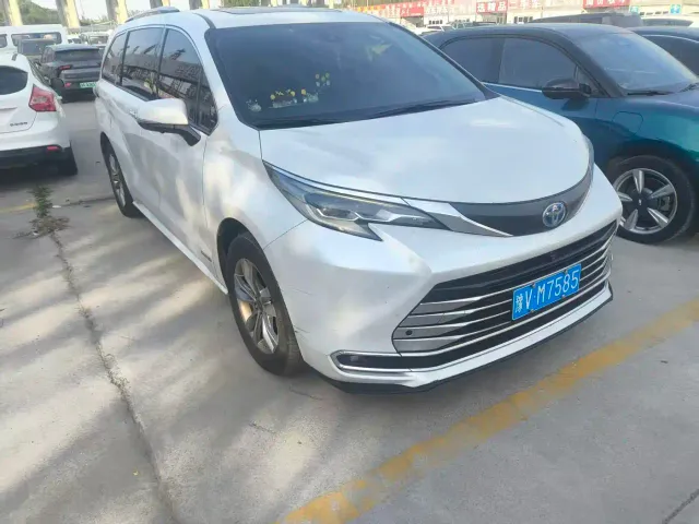 Toyota Sienna — Фото автомобиля 3
