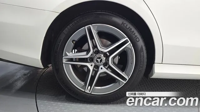 Mercedes-Benz E-Class — Фото автомобиля 5