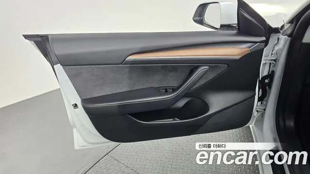 Tesla Model 3 — Фото автомобиля 23