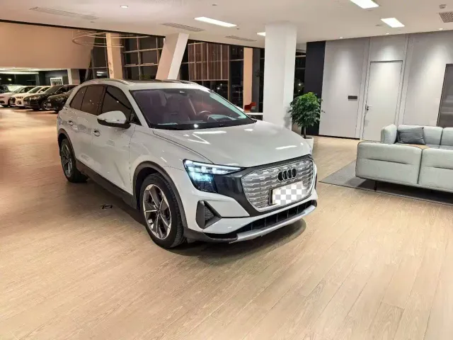 Audi Q5 e-tron — Фото автомобиля 3