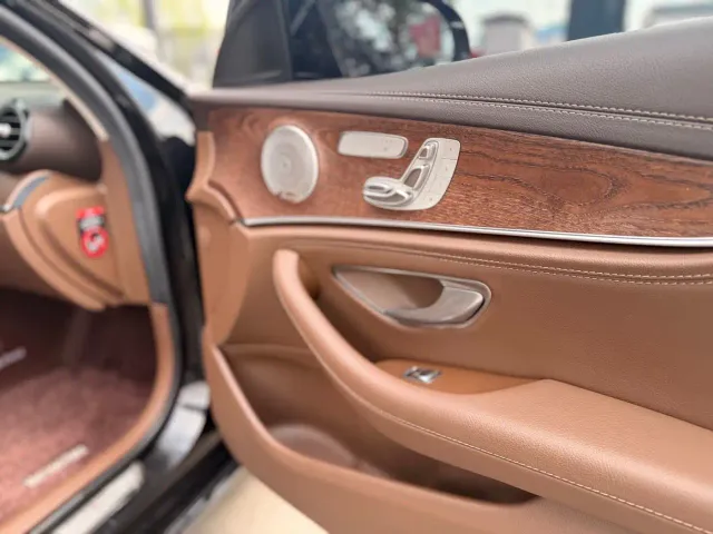 Mercedes-Benz E-Class — Фото автомобиля 23