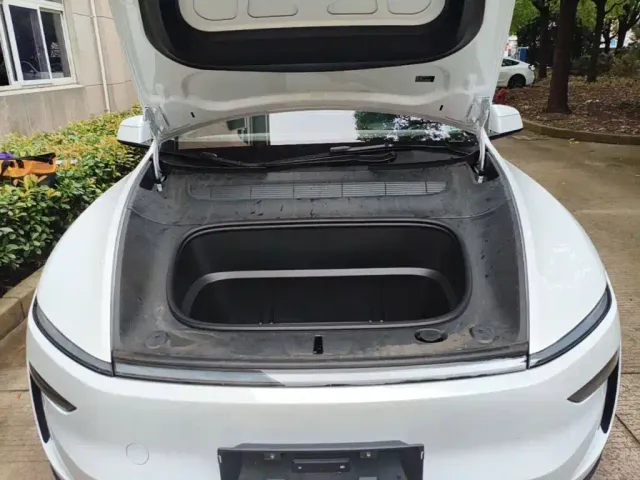 Tesla Model Y L — Фото автомобиля 15