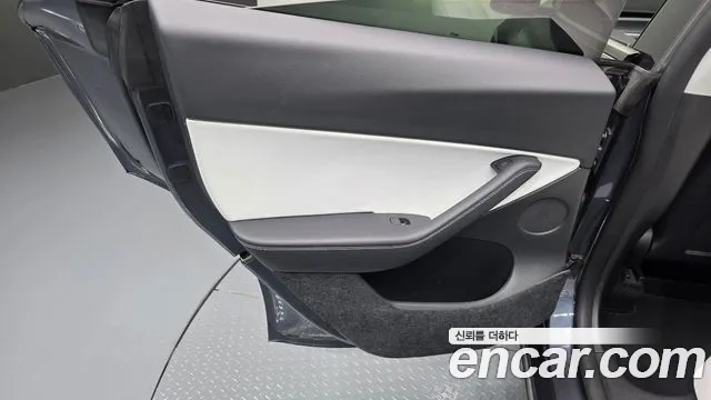 Tesla Model Y — Фото автомобиля 25