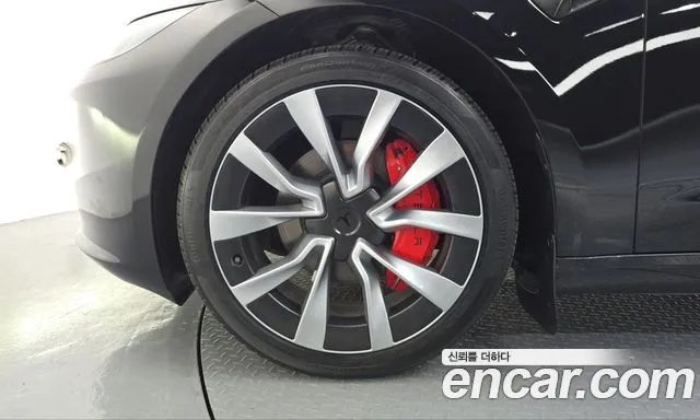 Tesla Model 3 — Фото автомобиля 5