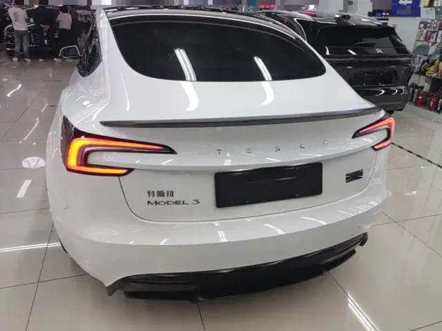 Tesla Model 3 — Фото автомобиля 5