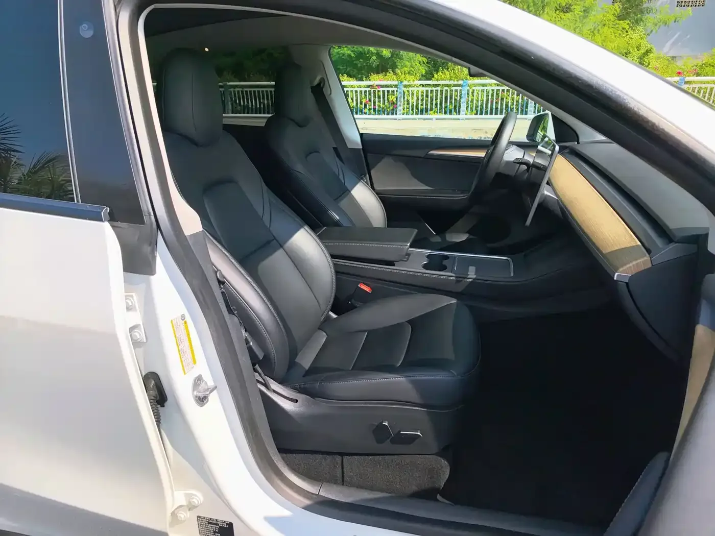 Tesla Model Y 2022 Rear-Wheel Drive Version — Фото автомобиля 15
