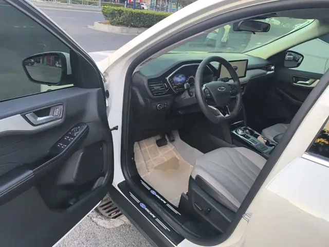 Ford Escape — Фото автомобиля 11