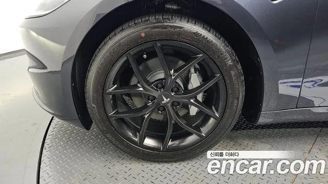 Tesla Model 3 — Фото автомобиля 5