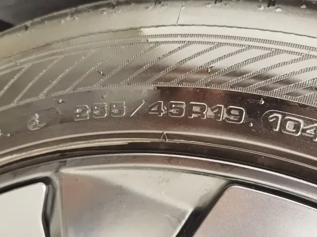 Tesla Model Y — Фото автомобиля 24