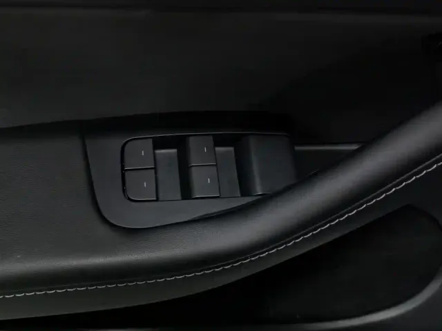 Tesla Model Y — Фото автомобиля 9